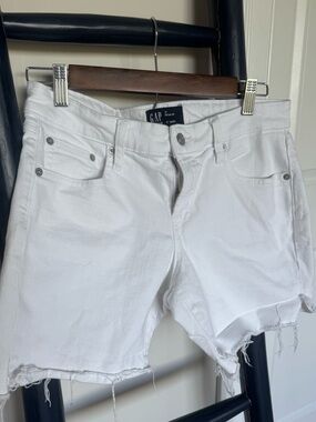 GAP White Denim Frayed cutoff Shorts 5 in size 27